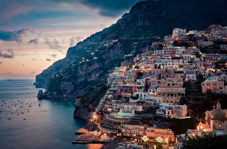 شهر پر زرق و برق در ساحل Amalfi، ایتالیا شهر پر زرق و برق در ساحل Amalfi، ایتالیا