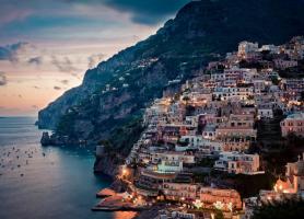 شهر پر زرق و برق در ساحل Amalfi، ایتالیا