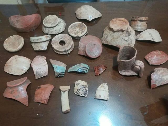 کوزه های سفالی کشف شده در ورامین شکسته و خالی است کوزه های سفالی کشف شده در ورامین شکسته و خالی است