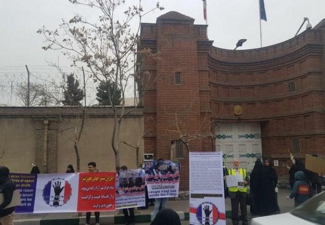 دانشجویان دانشگاه های تهران مقابل سفارت فرانسه تجمع کردند دانشجویان دانشگاه های تهران مقابل سفارت فرانسه تجمع کردند