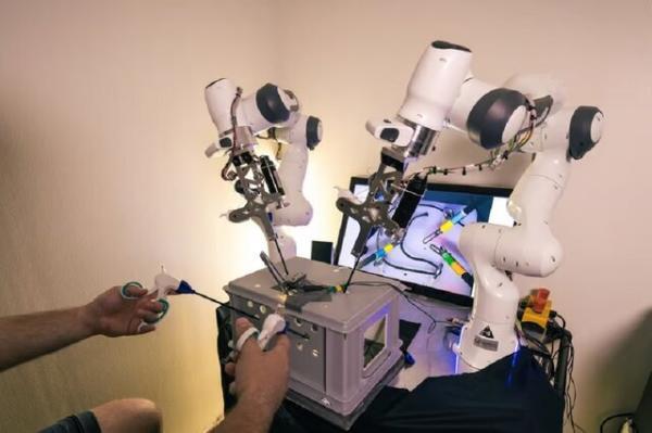 ربات 4 دست جایگزین تیم جراحی می گردد، عکس